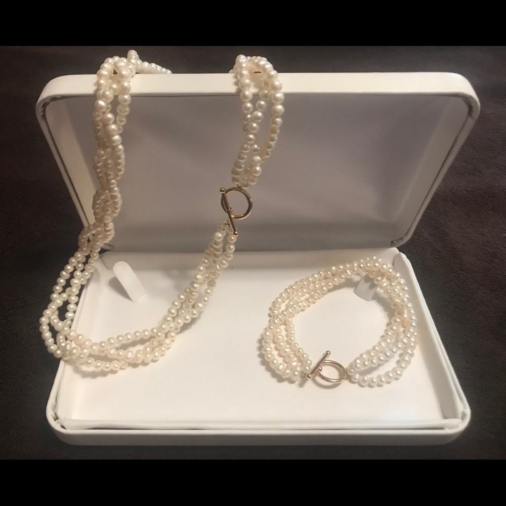 Genuine Freshwater Pearl necklace and bracelet set